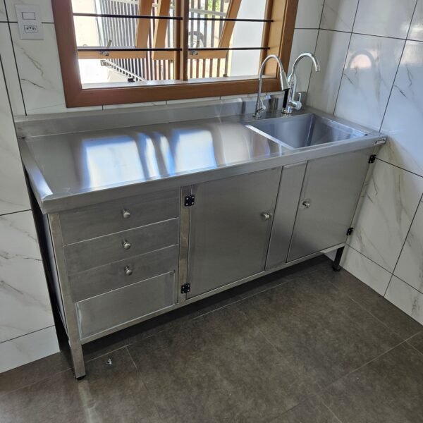 Balcão inox com cuba, três gavetas e portas - Irmãos Braun Soluções em Inoxidáveis - Imagem 4